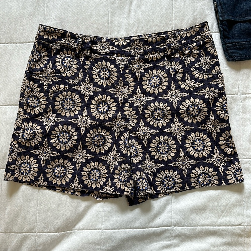 Elevenses shorts size 4, side-zip